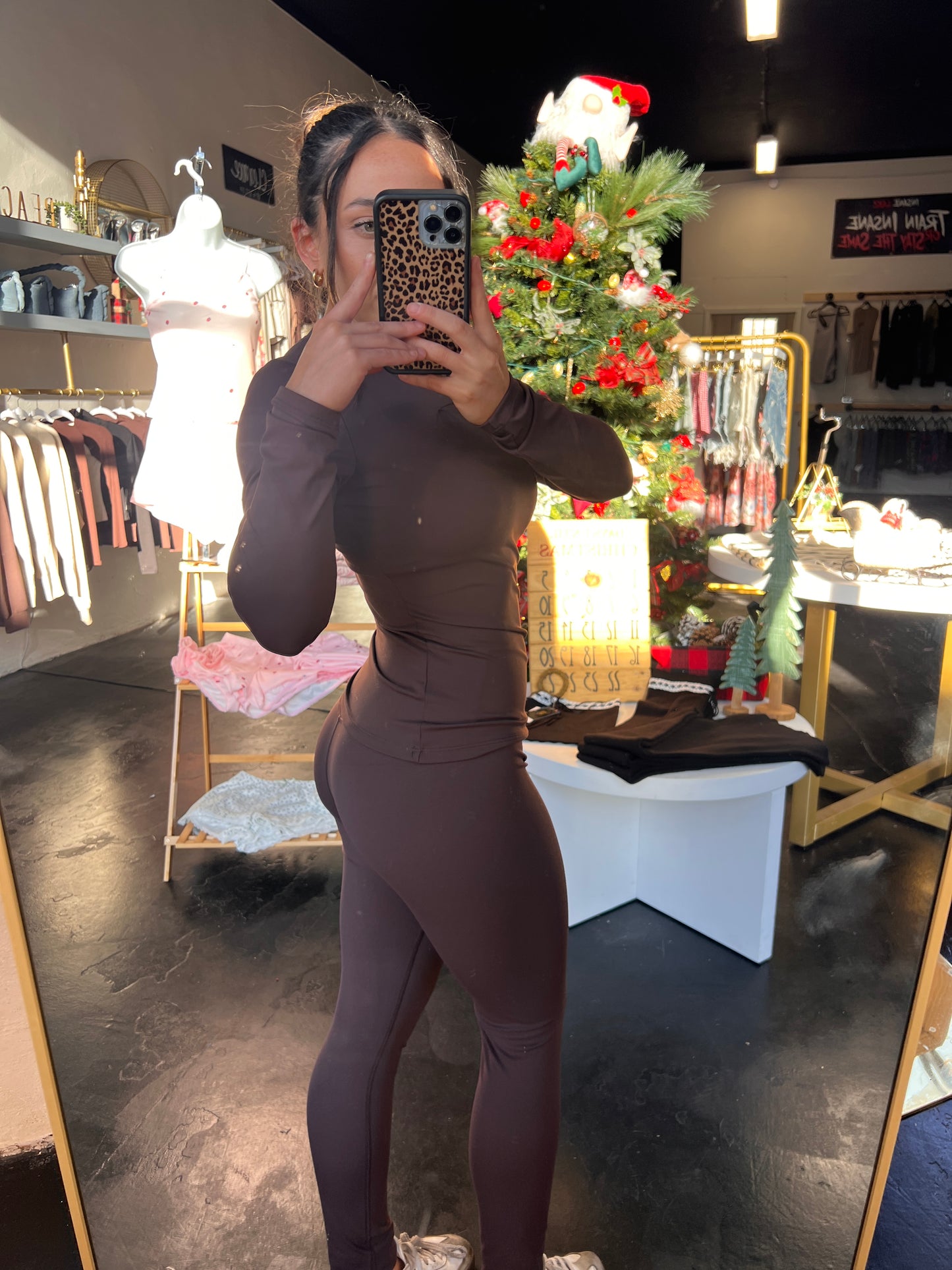 HIGH WAIST CROSSOVER LEGGINGS - CHOCOLATE